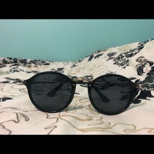 Sunglasses- Round black glasses